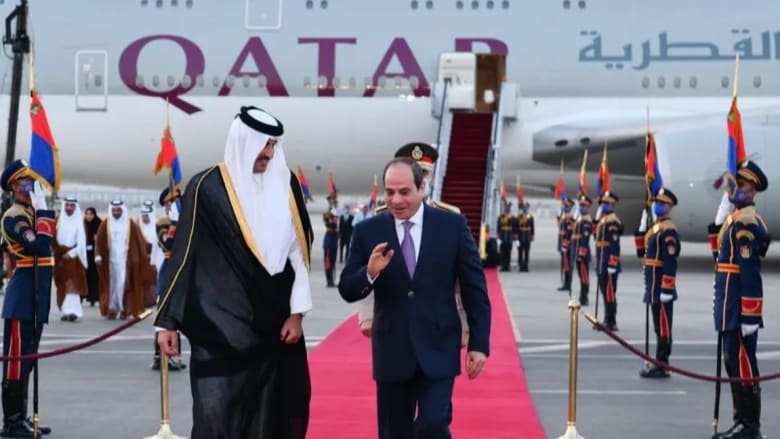 وصول السيسي إلى قطر.. والشيخ تميم في استقباله بأول زيارة إلى الدوحة