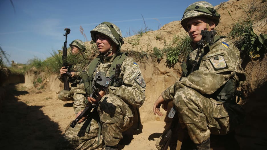 أوكرانيا تعزز قواتها على طول الحدود لمواجهة توغل روسي محتمل.. هل بدأ العد التنازلي؟