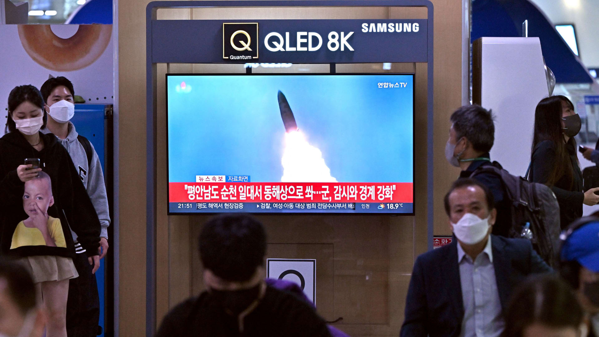 صورة أرشيفية لمحطة تلفزيونية بكوريا الجنوبية تعرض جانب من إطلاق صاروخ من كوريا الشمالية