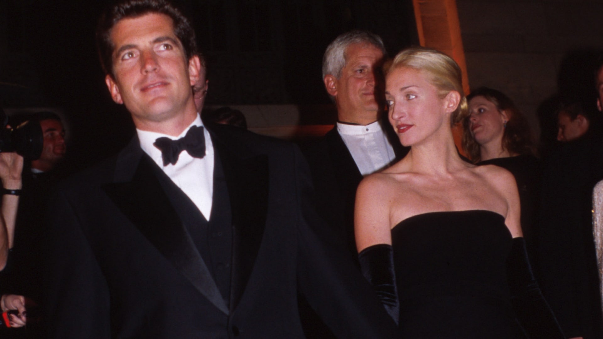 بعد 27 عامًا على رحيلها.. أسلوب موضة كارولين بيسيت كينيدي يعود للواجهة