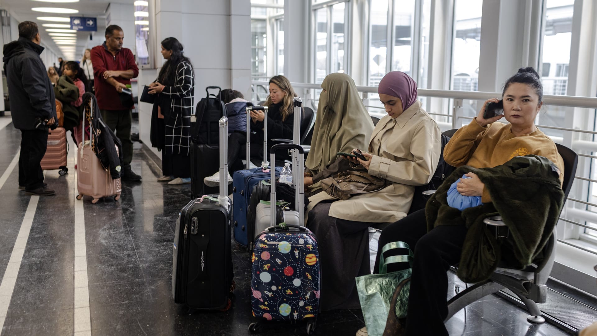 فوضى السفر بالشرق الأوسط برسوم بيانية