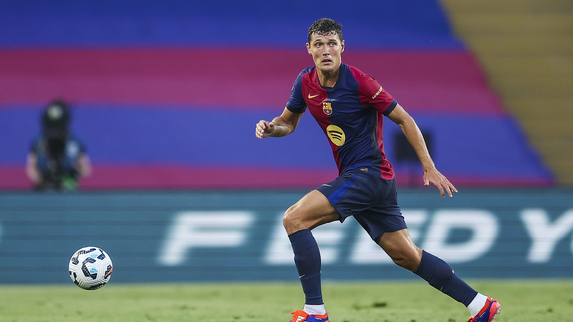 بسبب حركة خاطئة في التدريب.. إصابة خطيرة لمدافع برشلونة وغيابه لأشهر