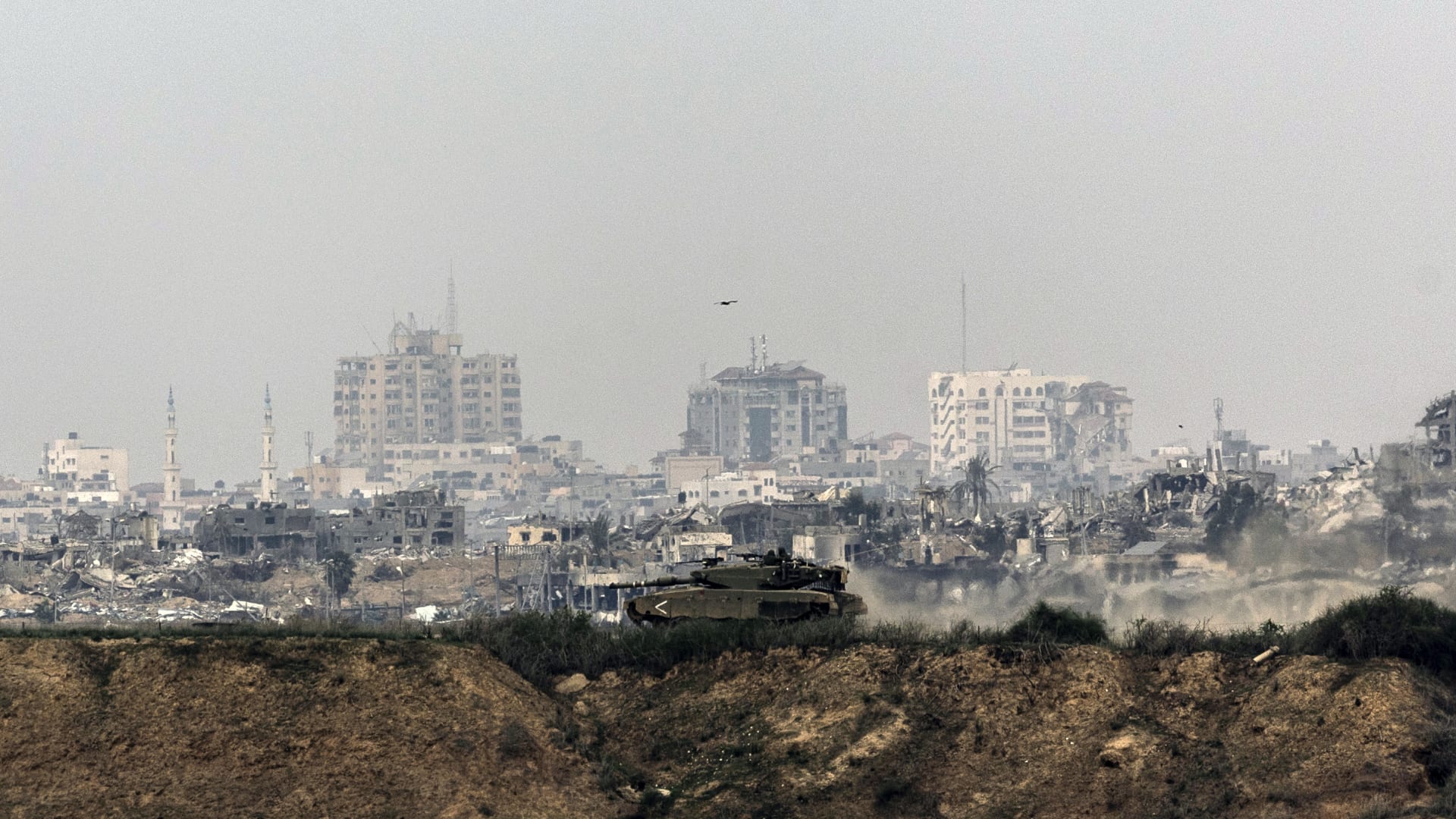 كل واحدة منها تزن طنًا.. تحقيق لـCNN يكشف آثار القنابل التي تستخدمها إسرائيل في غزة