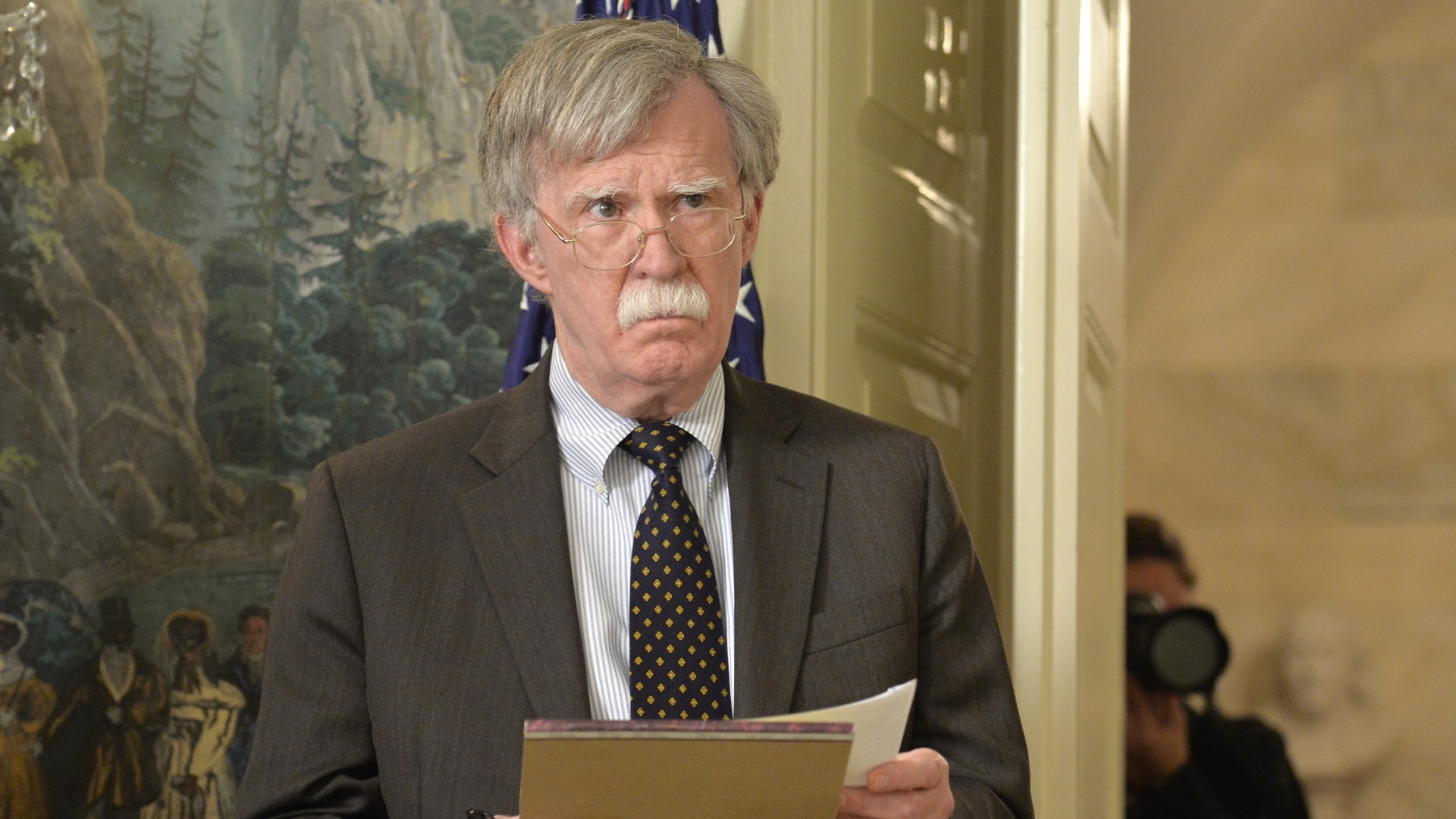 مستشار ترامب السابق يكشف لـCNN خطة لخلع مادورو بولاية ترامب الأولى وسبب عدم تنفيذها