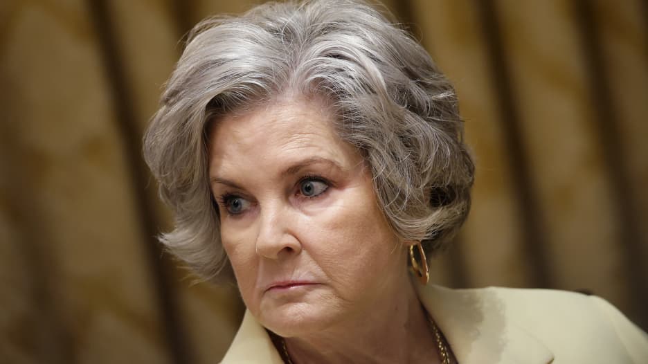 "يسعى للانتقام ويملك شخصية مدمن كحول".. صدمة من تصريحات كبيرة موظفي ترامب