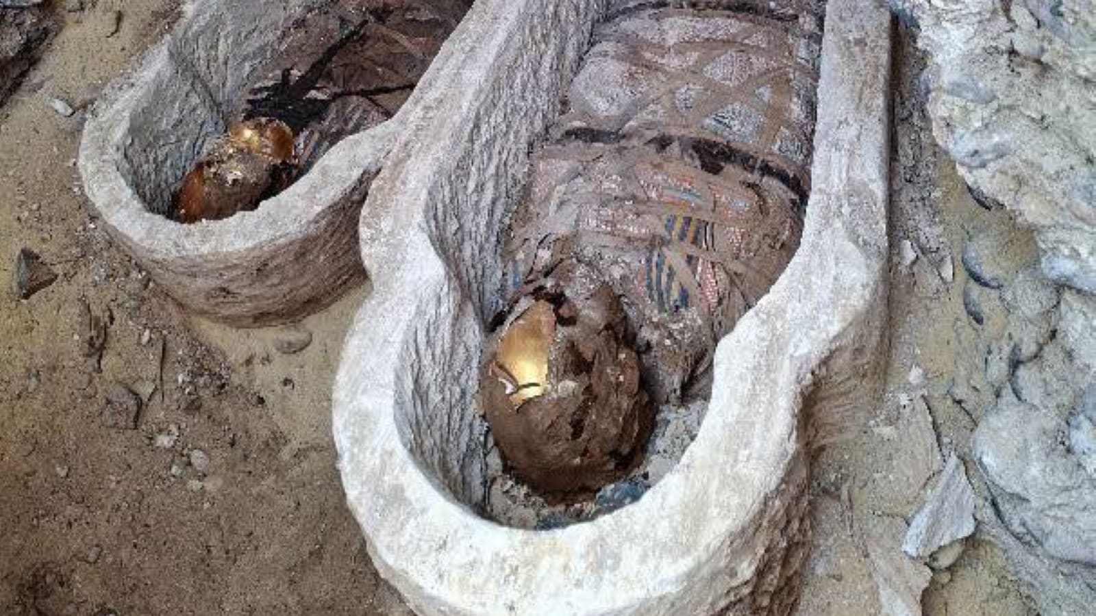 بينها ألسنة ذهبية ومومياوات.. اكتشاف مقبرة رومانية نادرة في مصر