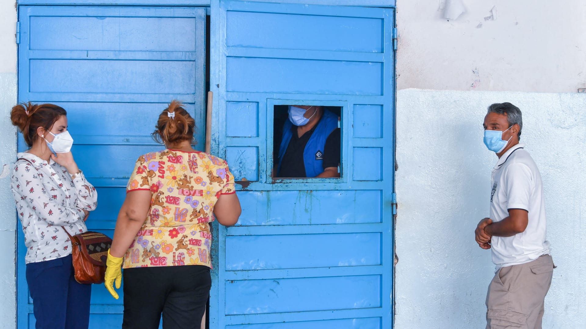 تونسيون ينتظرون خارج غرفة الطوارئ بمستشفى شارل نيكول في العاصمة تونس ، في 16 يوليو 2021 ،