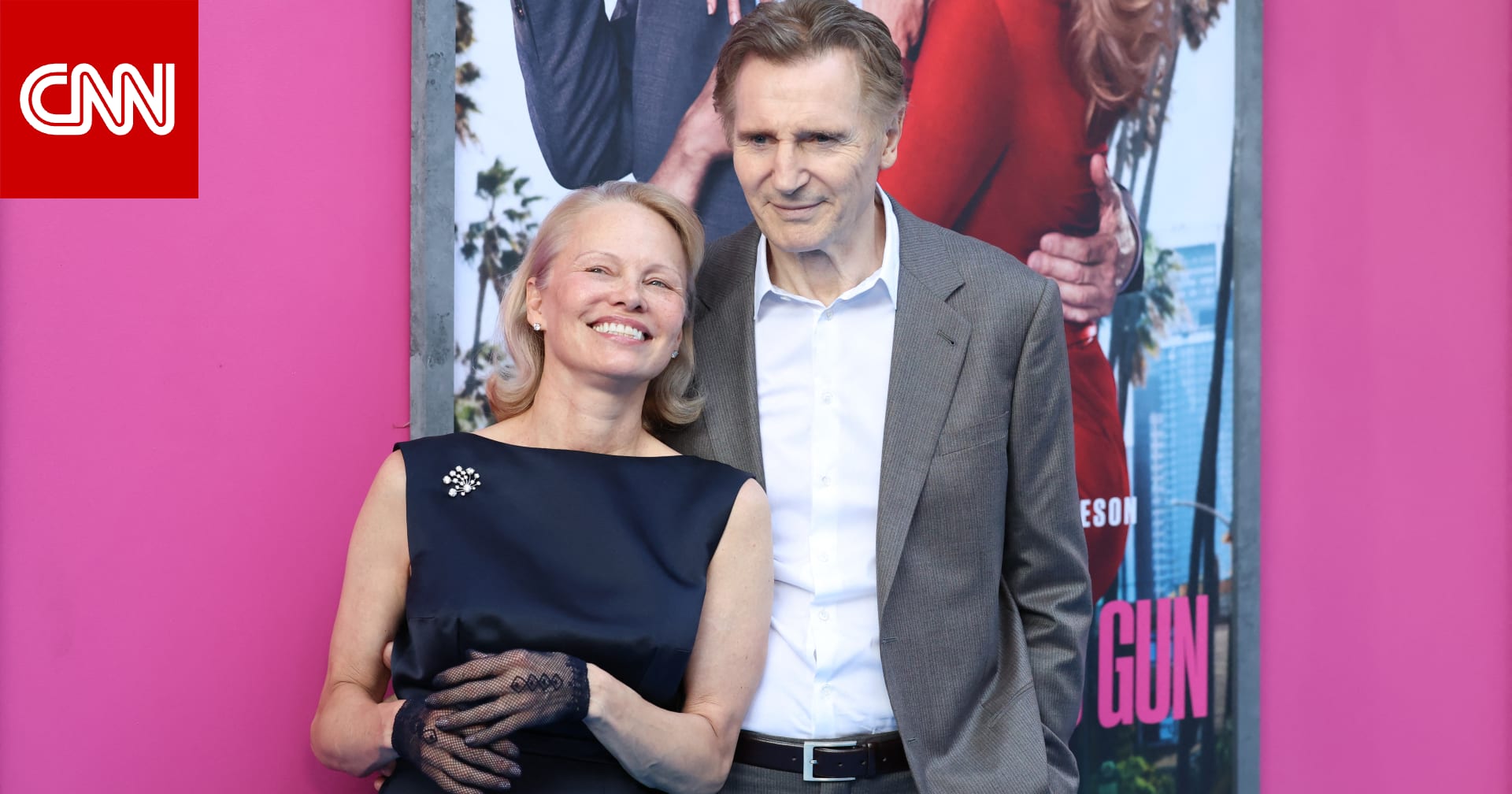 باميلا أندرسون تتحدث بصراحة عن علاقتها الرومانسية مع ليام نيسون