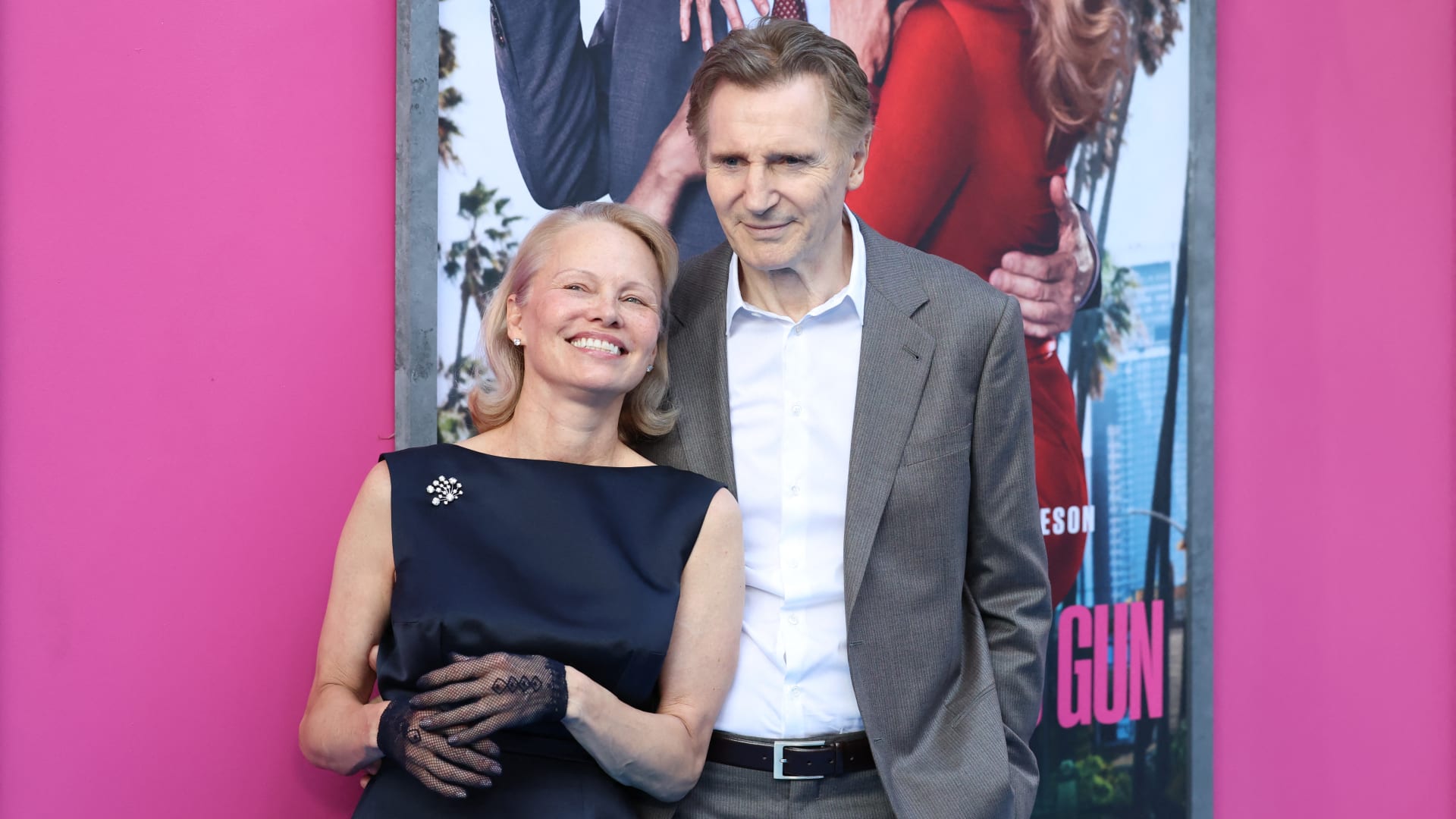 باميلا أندرسون تتحدث بصراحة عن علاقتها الرومانسية مع ليام نيسون