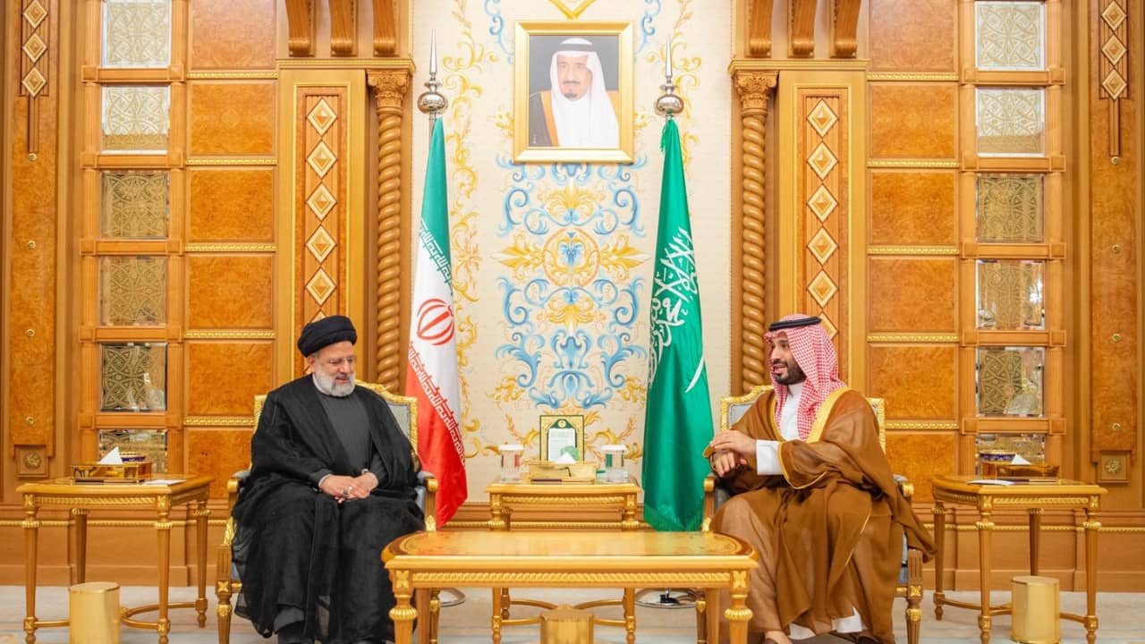 "الأول منذ سنوات".. اجتماع بين محمد بن سلمان والرئيس الإيراني في الرياض