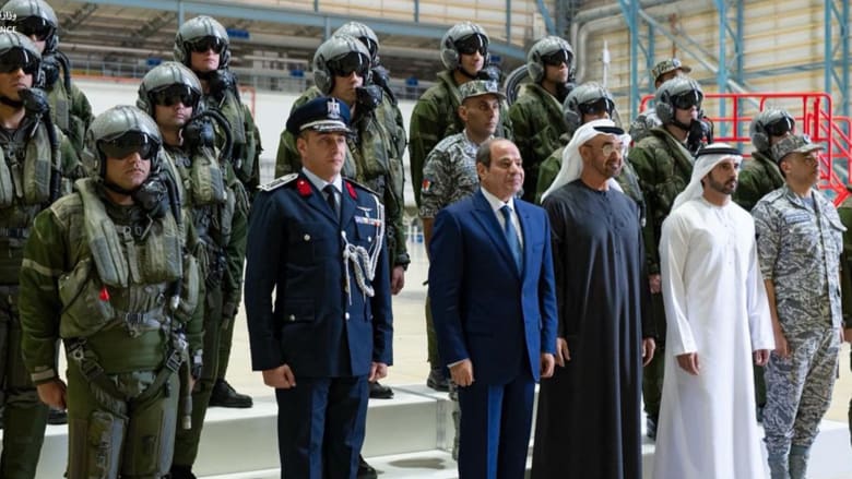 محمد بن زايد والسيسي يزوران "مفرزة المقاتلات المصرية المتمركزة في الإمارات"