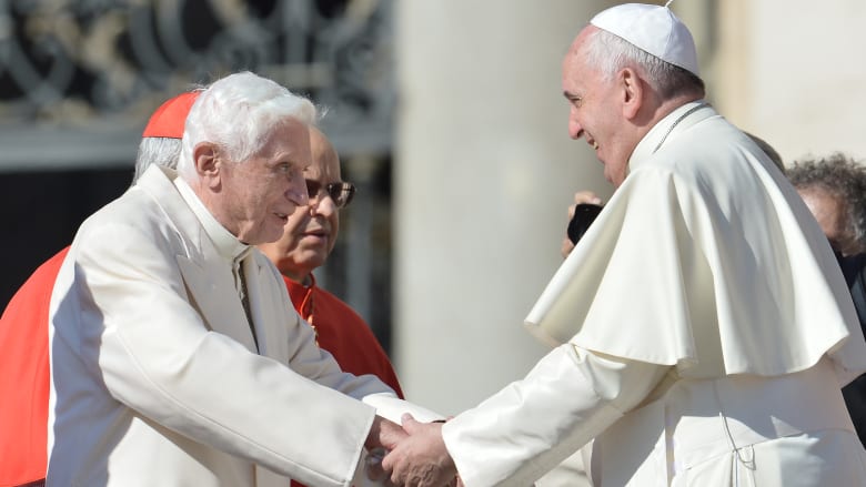 بابا الفاتيكان فرانسيس والبابا الفخري بنديكت يتلقان لقاح كورونا