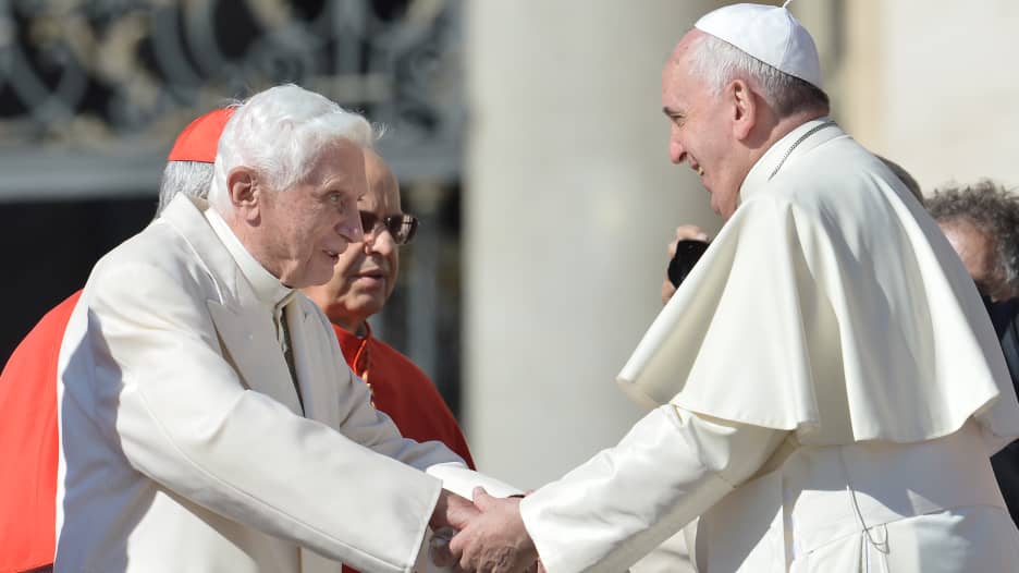 بابا الفاتيكان فرانسيس والبابا الفخري بنديكت يتلقان لقاح كورونا