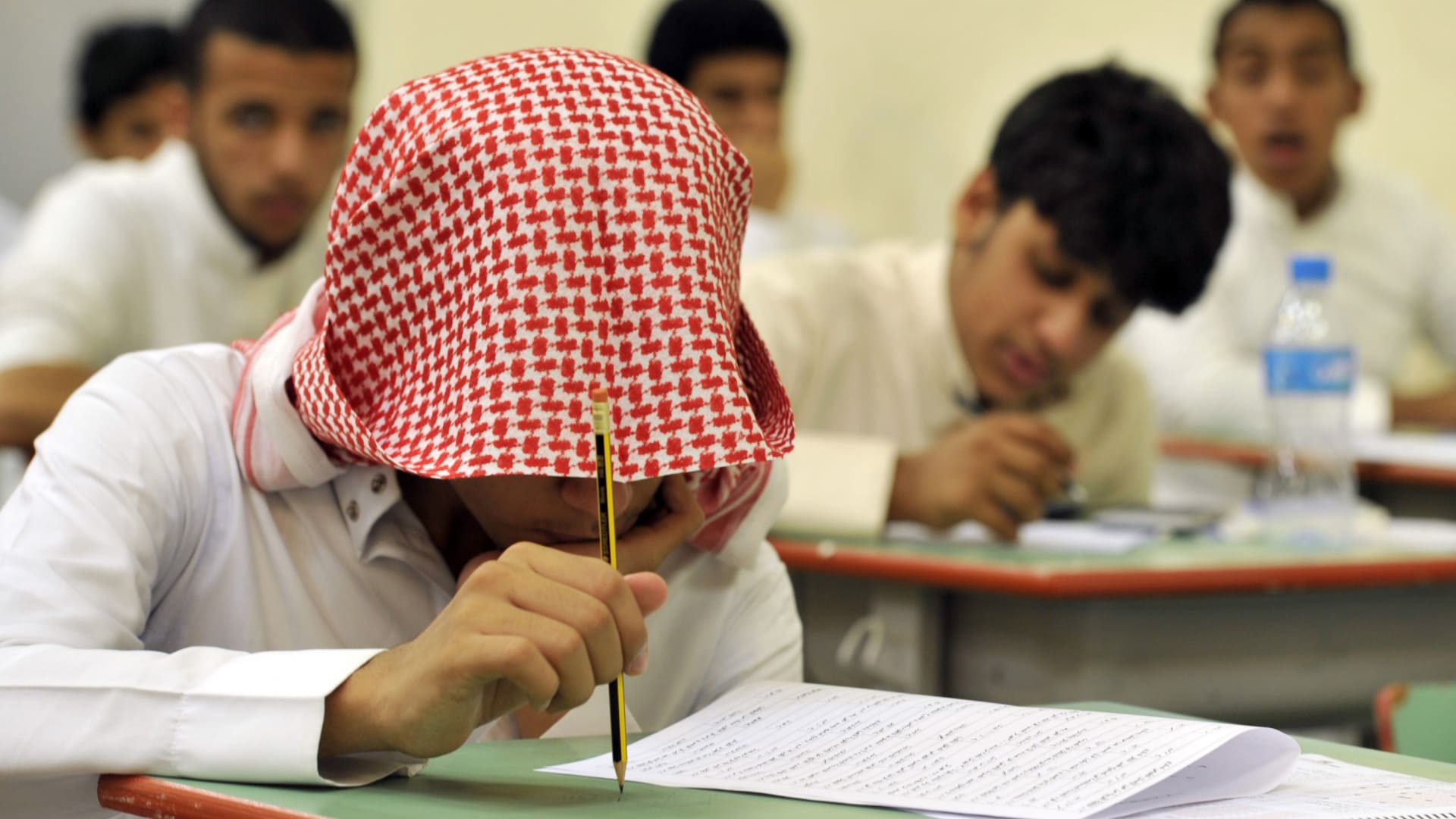 السعودية.. جدل على فيديو معلم يلعب "البلوت" مع تلاميذه والأستاذ يوضح موقفه