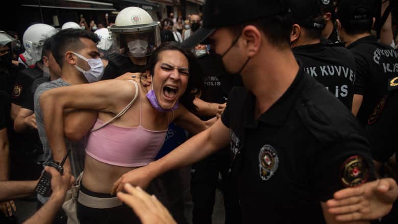 ركل وضرب.. شاهد كيف واجهت الشرطة التركية مسيرة للمثليين في شوارع إسطنبول