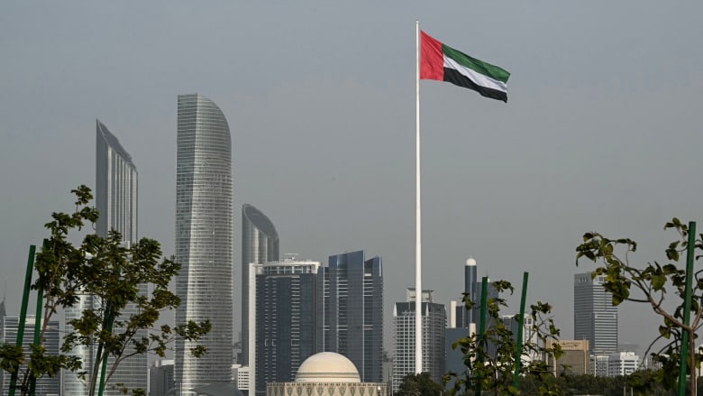 أبوظبي.. مقتل شخصين وإصابة 3 آخرين بحادث سقوط شظايا على أحد الشوارع