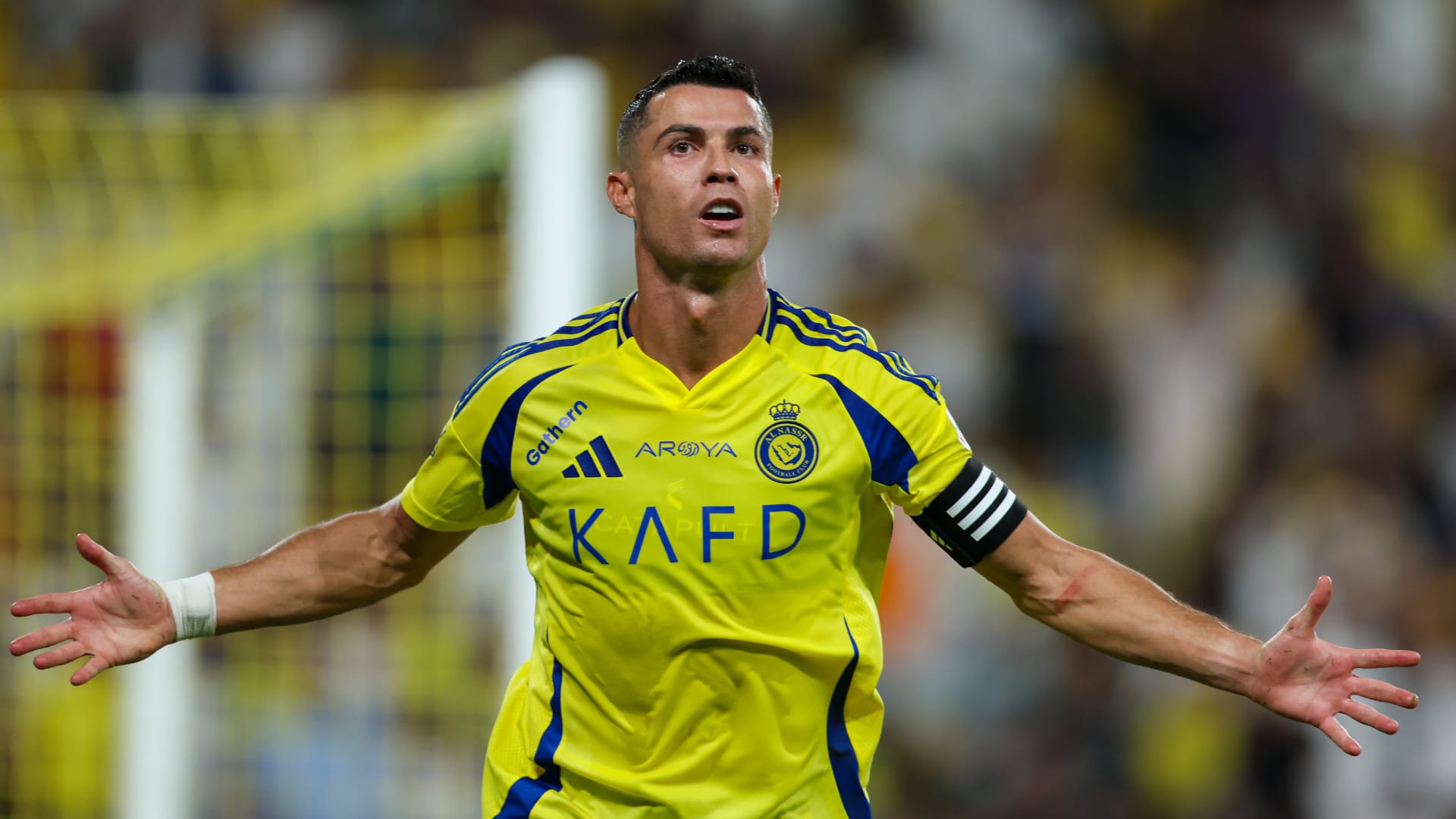 "النصر إلى الأبد".. رونالدو يُجدد عقده مع "العالمي" والفريق السعودي يُعلن المدة