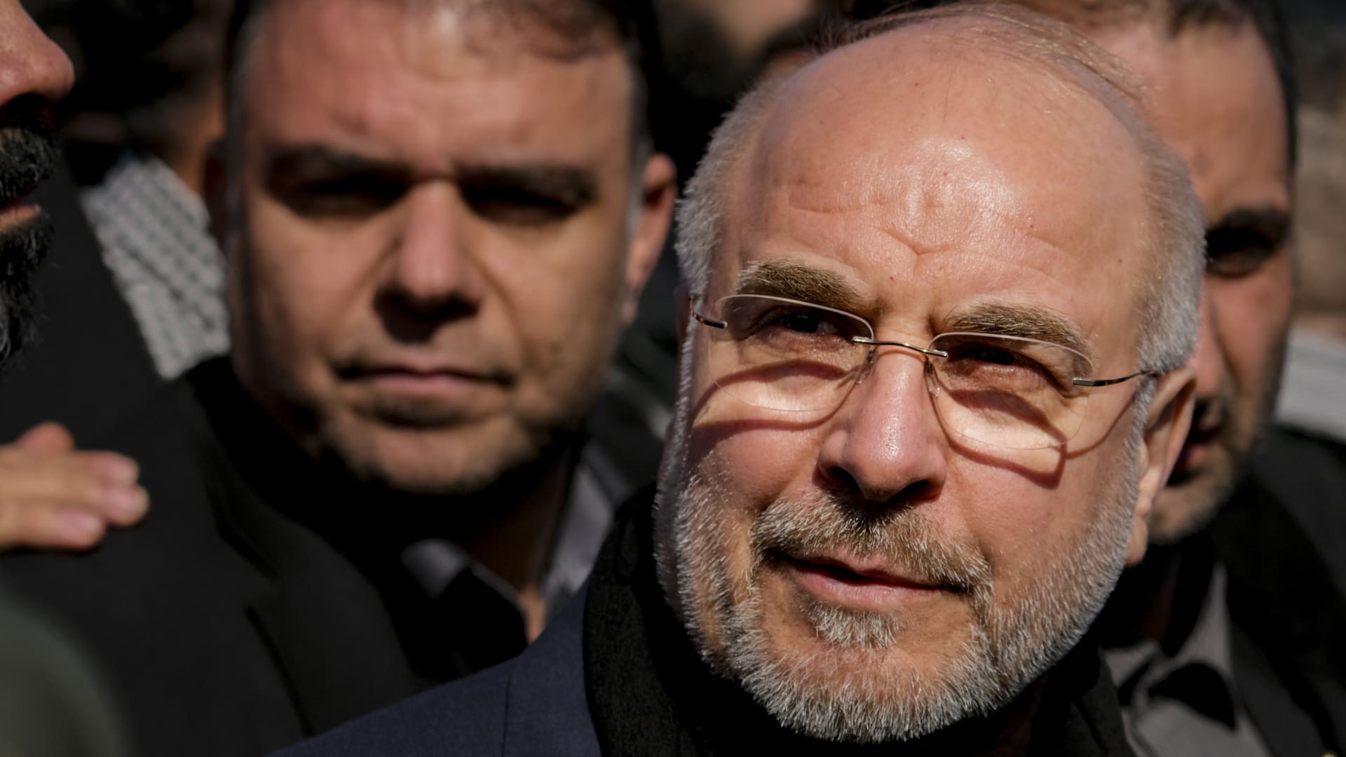 "بعنا كل ما ليدنا".. رئيس برلمان إيران يرد على أمريكا وقرار رفع العقوبات عن نفطها