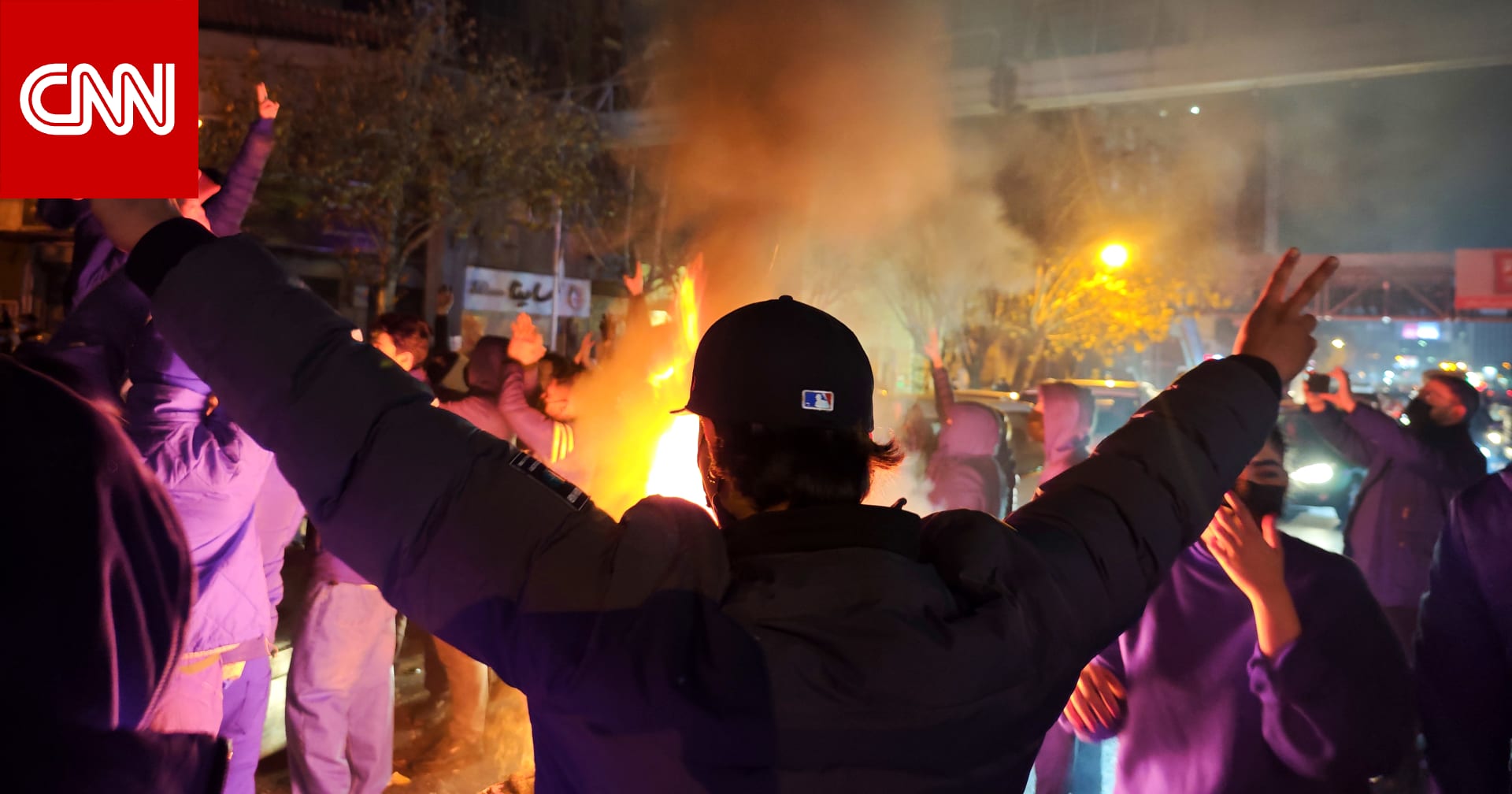 وسط أنباء عن الحُكم عليه بالإعدام.. إيران تُفرج عن شاب شارك في المظاهرات 