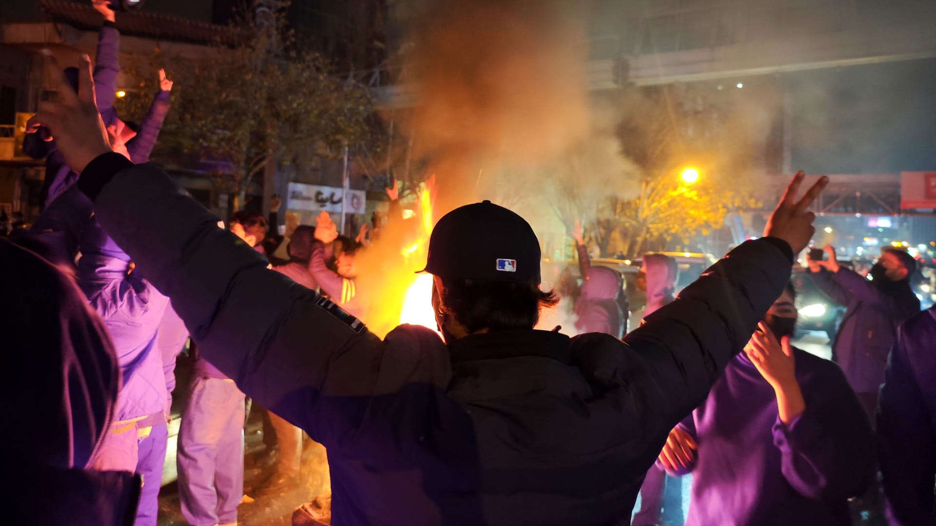 وسط أنباء عن الحُكم عليه بالإعدام.. إيران تُفرج عن شاب شارك في المظاهرات