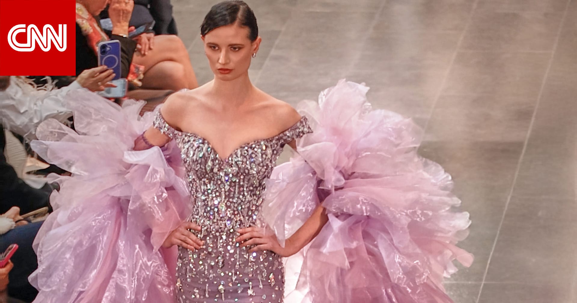 منال عجاج.. أوّل مصمّمة سوريّة تعرض في أسبوع الأزياء الراقية في باريس 