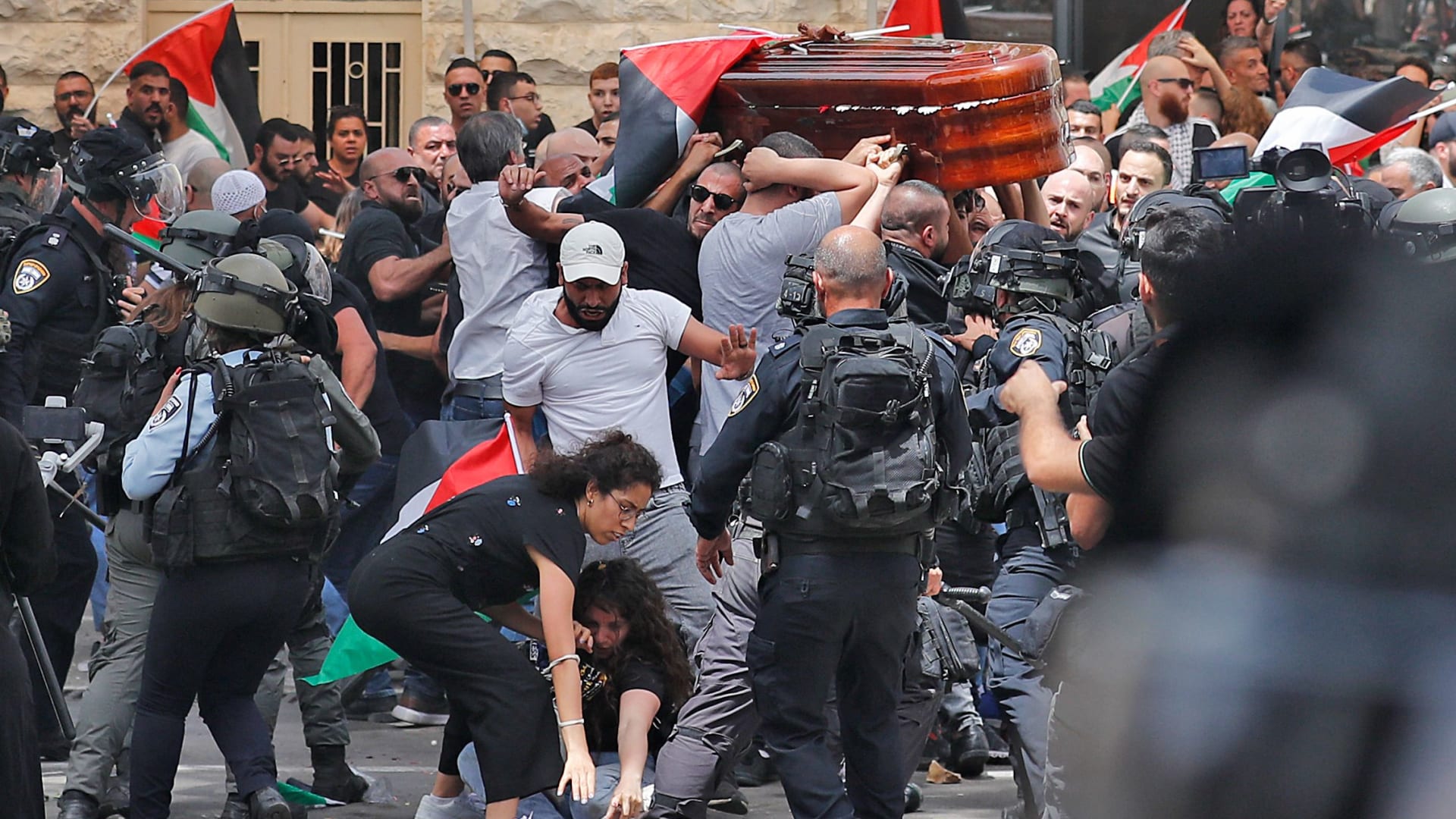 شاهد الشرطة الإسرائيلية تستخدم الهراوات لضرب أشخاص يحملون نعش شيرين آبو عاقلة