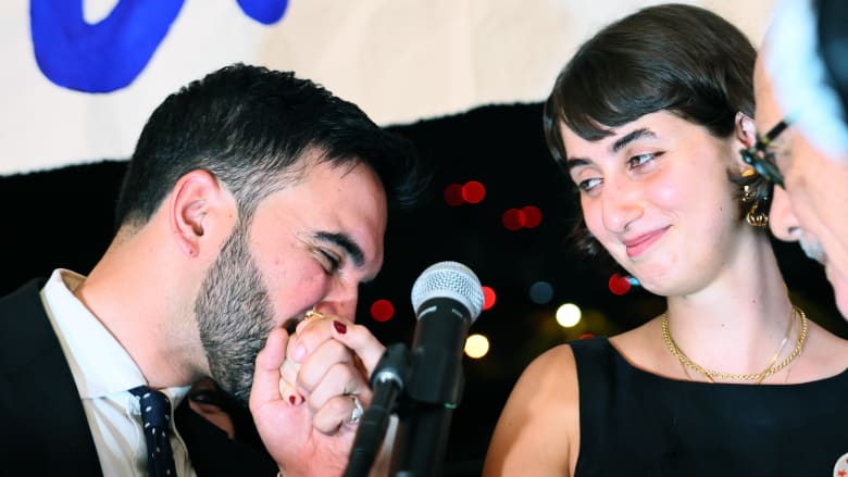 من أصل سوري وخٌطبت في دبي.. ما قد لا تعلمه عن زوجة زهران ممداني: راما دووجي؟