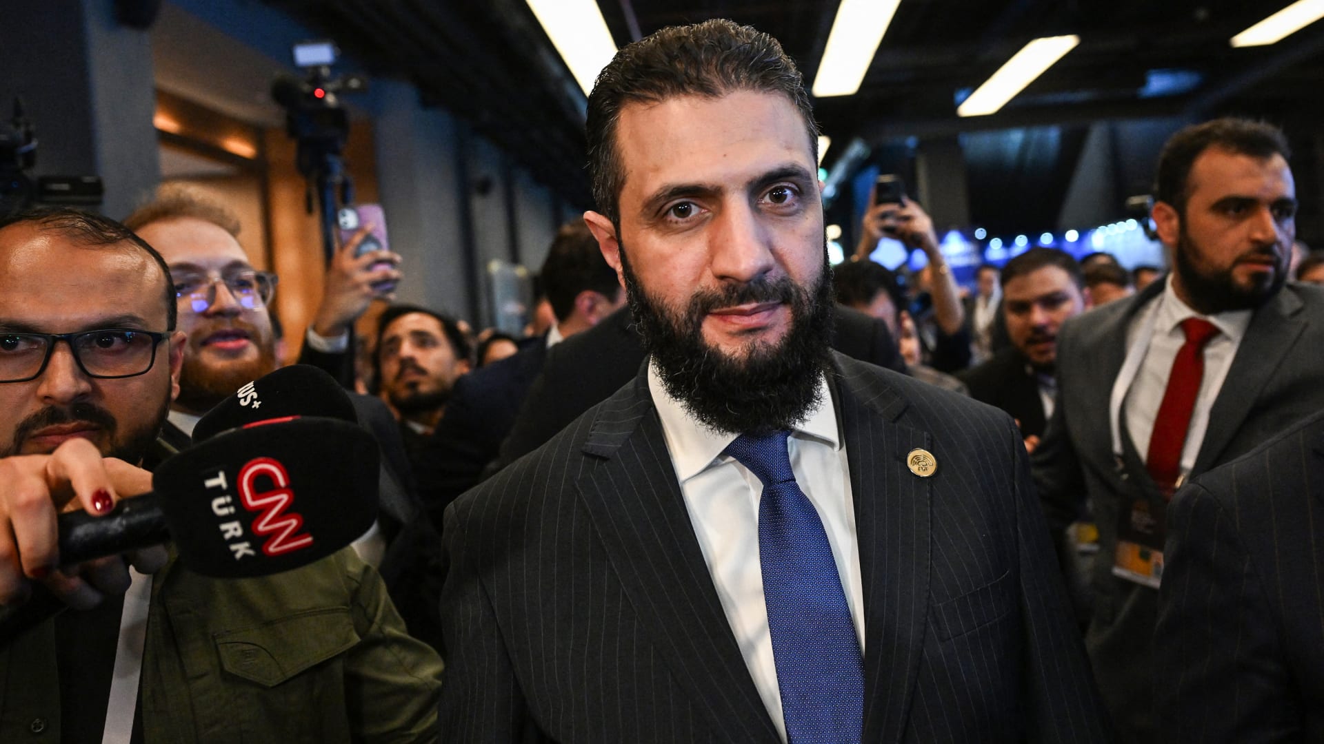 سوريا.. فيديو امتناع أحمد الشرع عن مصافحة امرأة بوفد الكونغرس يشعل تفاعلا