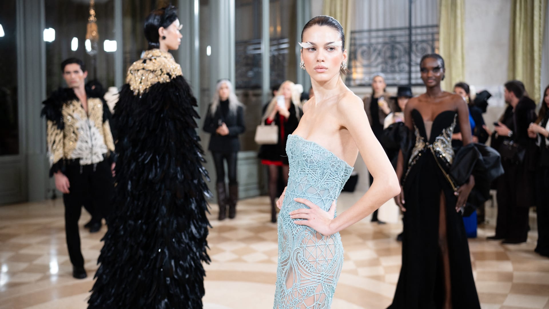 المصمّمون العرب..بين الهوية التقليدية ولغة الموضة المعاصرة في باريس