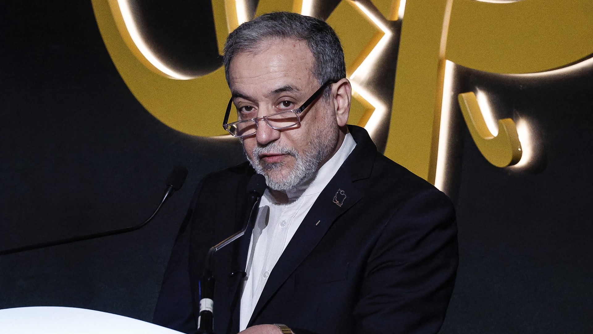 وزير خارجية إيران يكشف مدة الحرب التي تستعد لها طهران