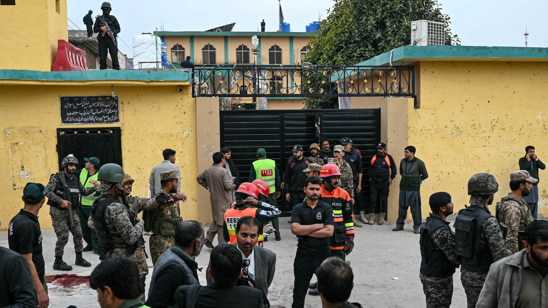 عشرات القتلى بانفجار بمسجد شيعي في باكستان.. والشرطة لـCNN: هذا ما تشير إليه التحقيقات