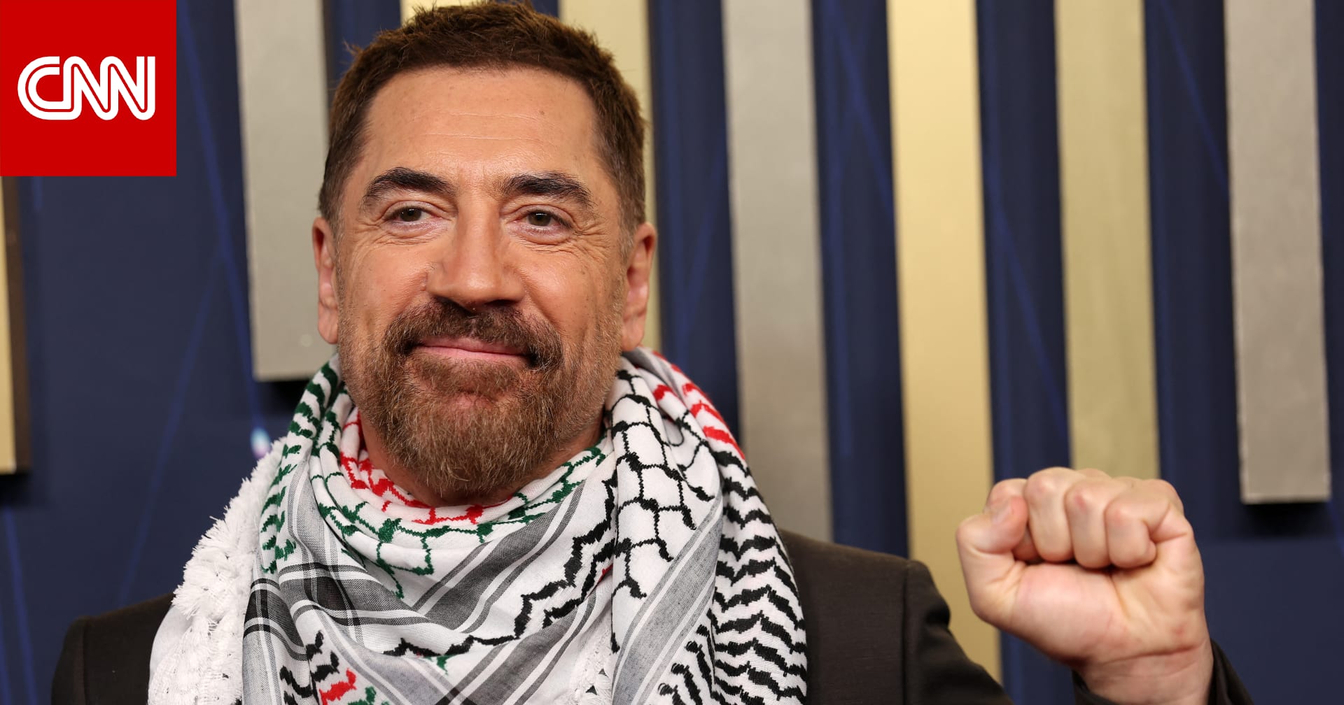 ممثل إسباني يرتدي الكوفية الفلسطينية في حفل توزيع جوائز إيمي