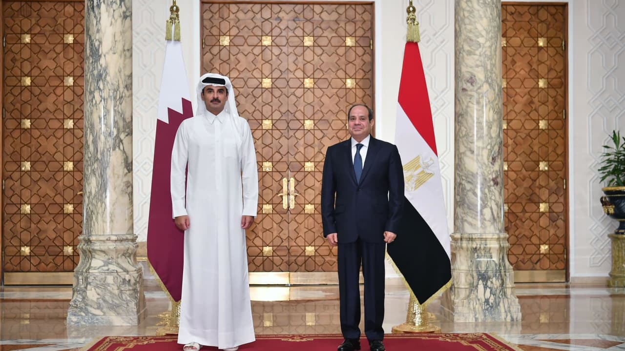 أمير قطر يشكر الرئيس المصري على تعاون البلدين لتحقيق الهدنة الإنسانية في غزة