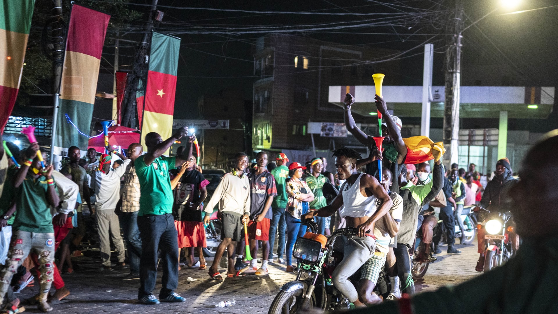 بعض مشجعي الكاميرون يحتفلون بفوز منتخبهم على جزر القمر في المباراة