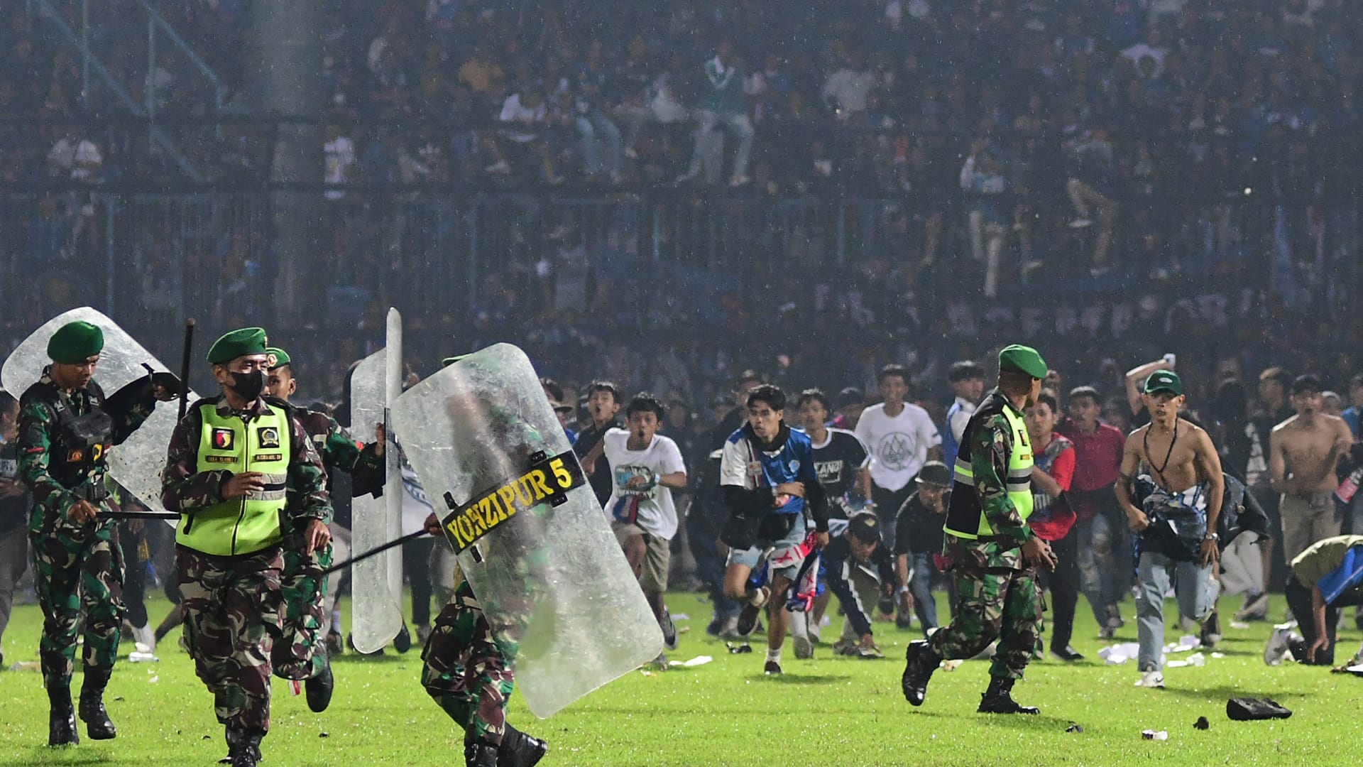 شاهد كيف بدأت كارثة مباراة كرة القدم المميتة في إندونيسيا