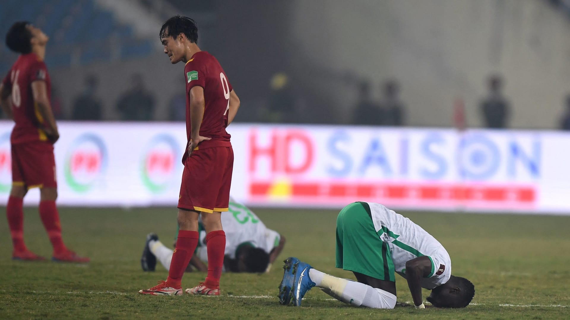 لاعبو المنتخب السعودي يحتفلون بالفوز على منتخب فيتنام 