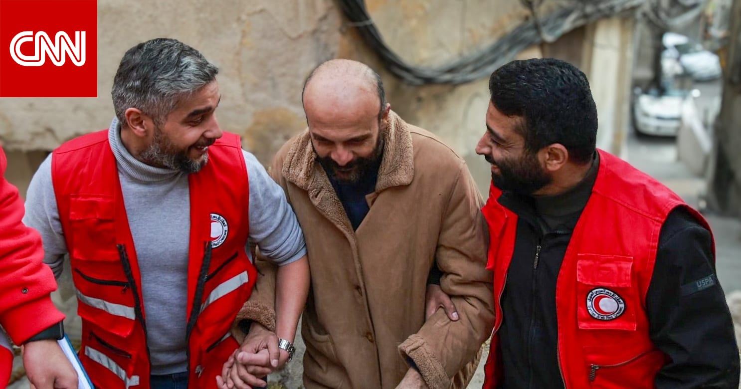 "كان ضابط مخابرات بنظام الأسد".. سكان محليون يكشفون لـCNN حقيقة واسم السجين المحرر من معتقل بدمشق