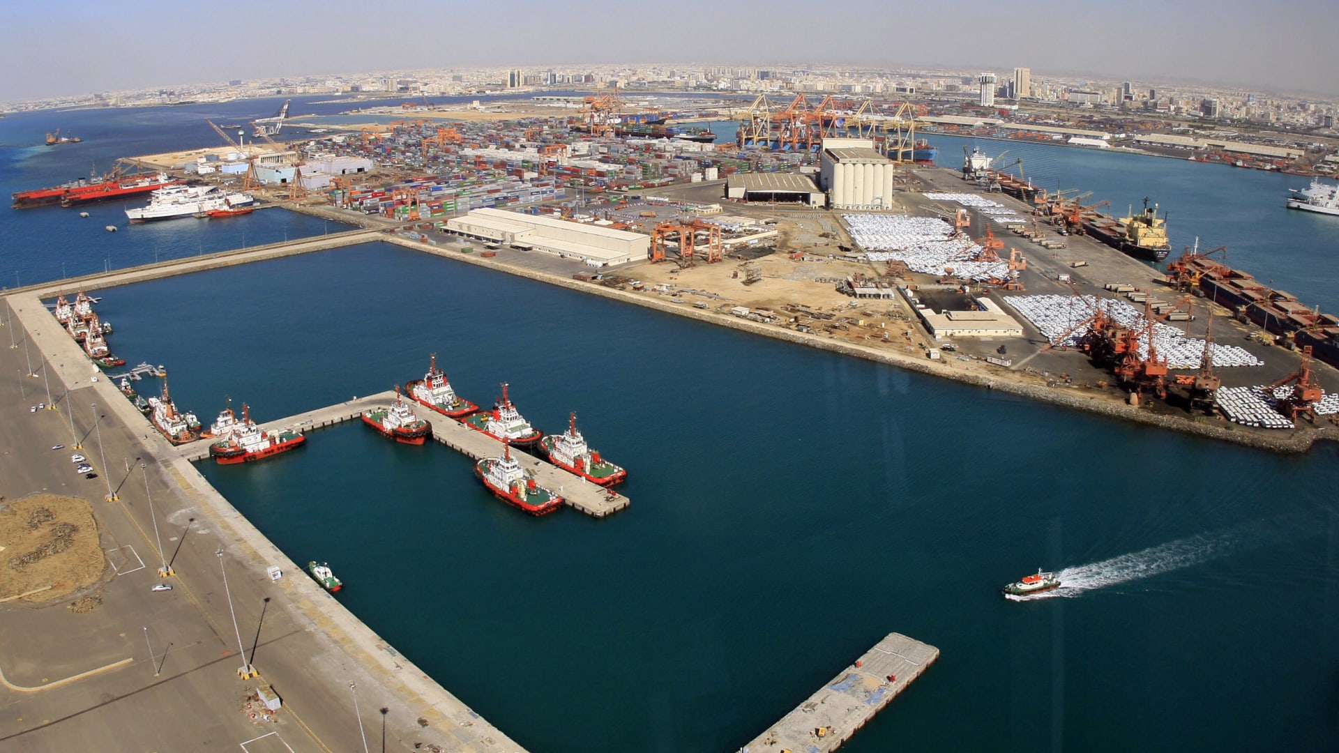 ميناء جدة يُمثّل شريان حياة لسلاسل الإمداد إلى الخليج بعد إغلاق مضيق هرمز