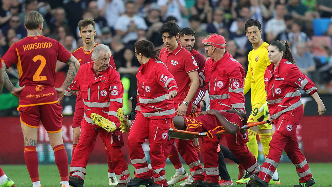 شعر اللاعبون والمدربون بالذعر.. إصابة خطرة لمدافع روما تتسبب بإيقاف مباراة ضمن الدوري الإيطالي