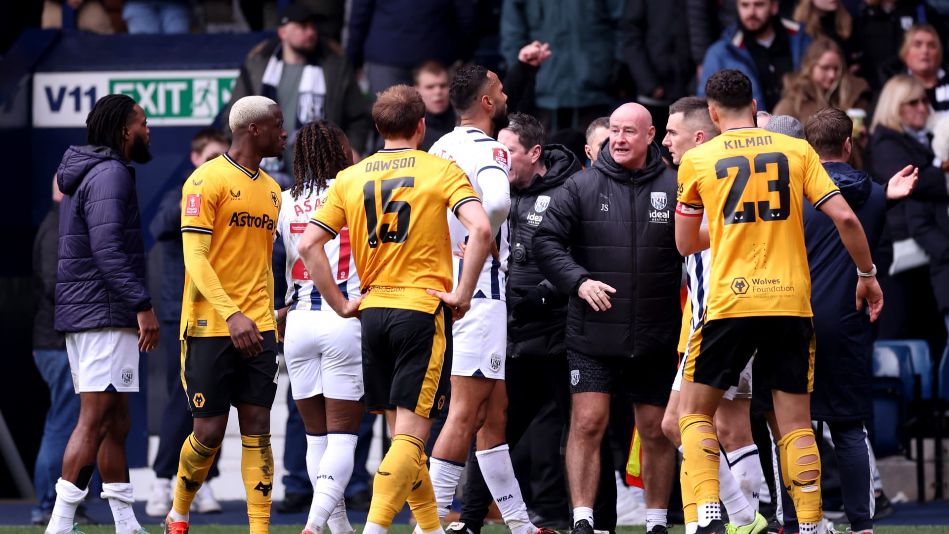 أحد اللاعبين سارع إلى إخراج أطفاله من الملعب.. شغب جماهيري يتسبب بإيقاف مباراة في كأس الاتحاد الإنجليزي 1 أحد اللاعبين سارع إلى إخراج أطفاله من الملعب.. شغب جماهيري يتسبب بإيقاف مباراة في كأس الاتحاد الإنجليزي