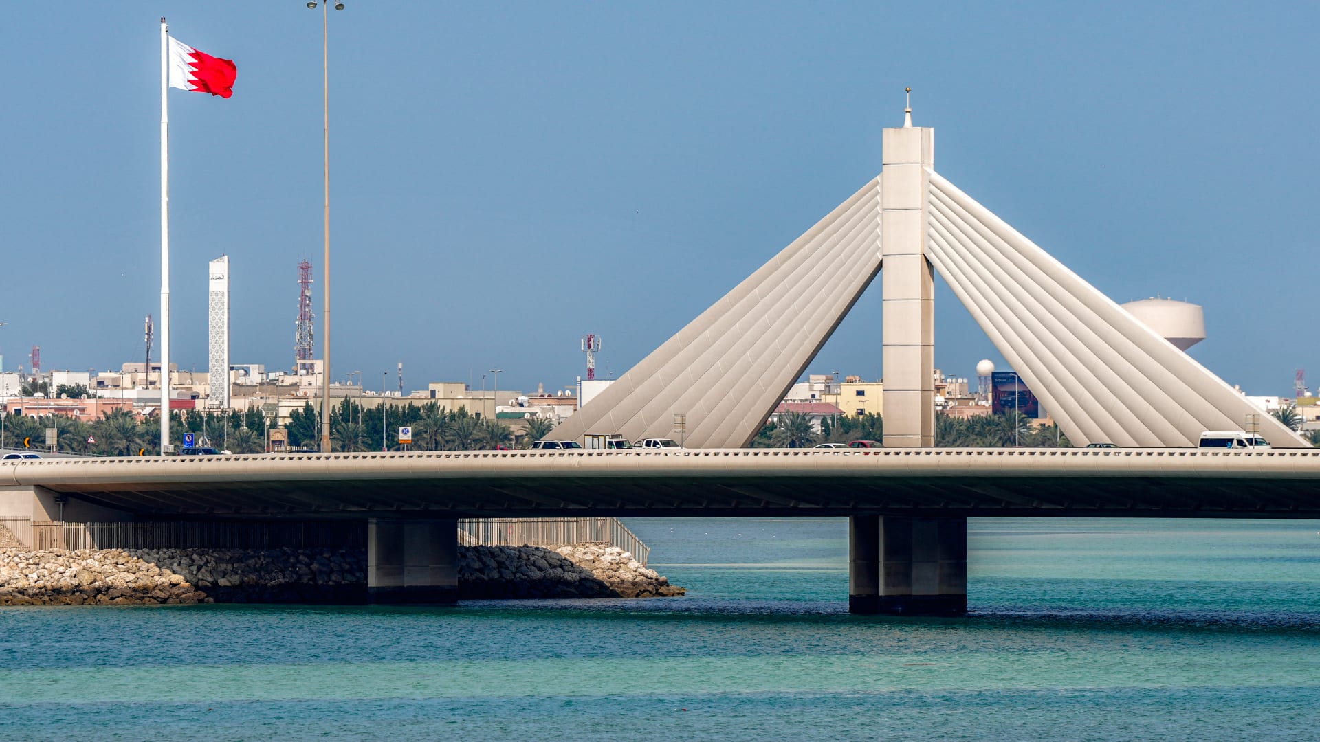 هجمات تستهدف الكويت والبحرين وسط تبادل الضربات بين أمريكا وإيران.. إليكم ما نعرفه