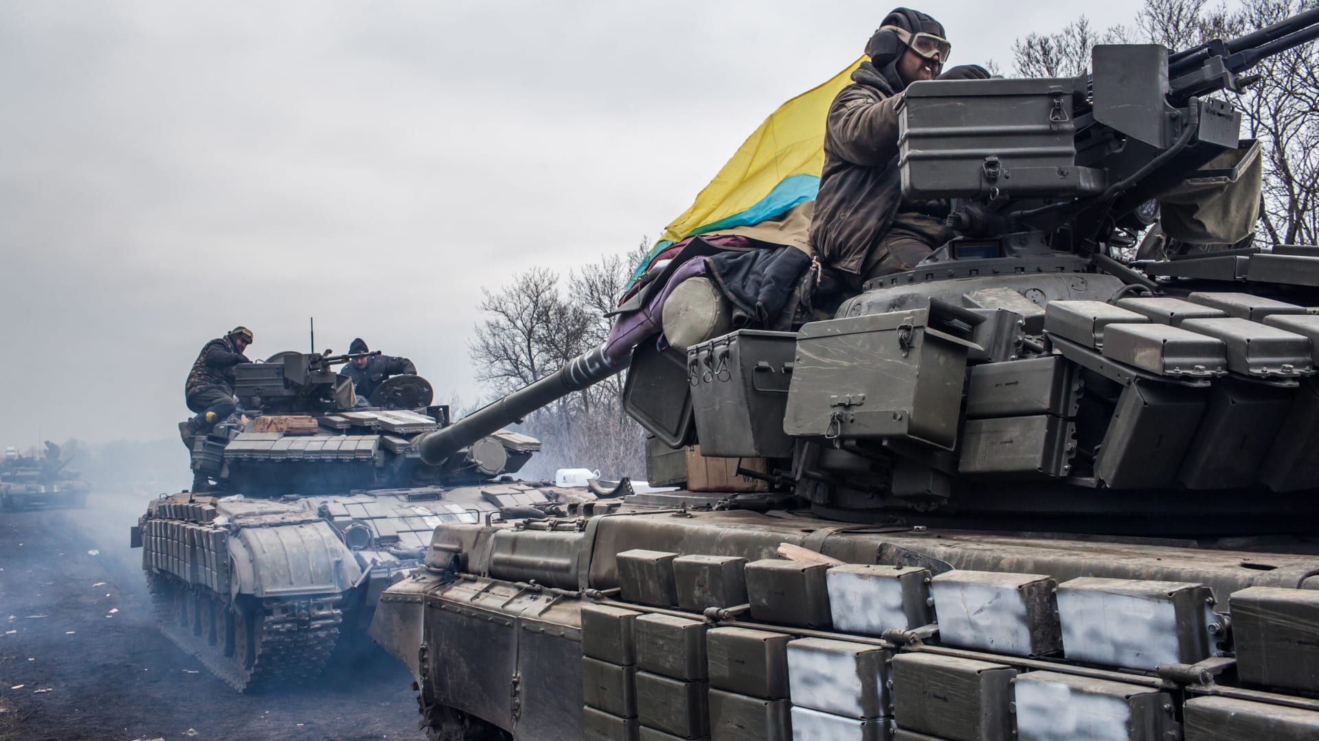 فيديو يرصد لحظة اقتحام دبابات روسية أراضي أوكرانيا عبر بيلاروسيا