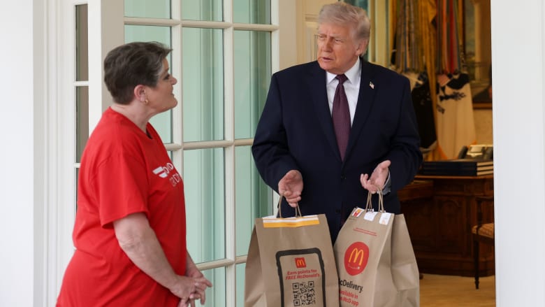 "الأمر كان مبتذلاً بعض الشيء".. ترامب يعلق على "توصيل وجبة إلى مكتبه البيضاوي"