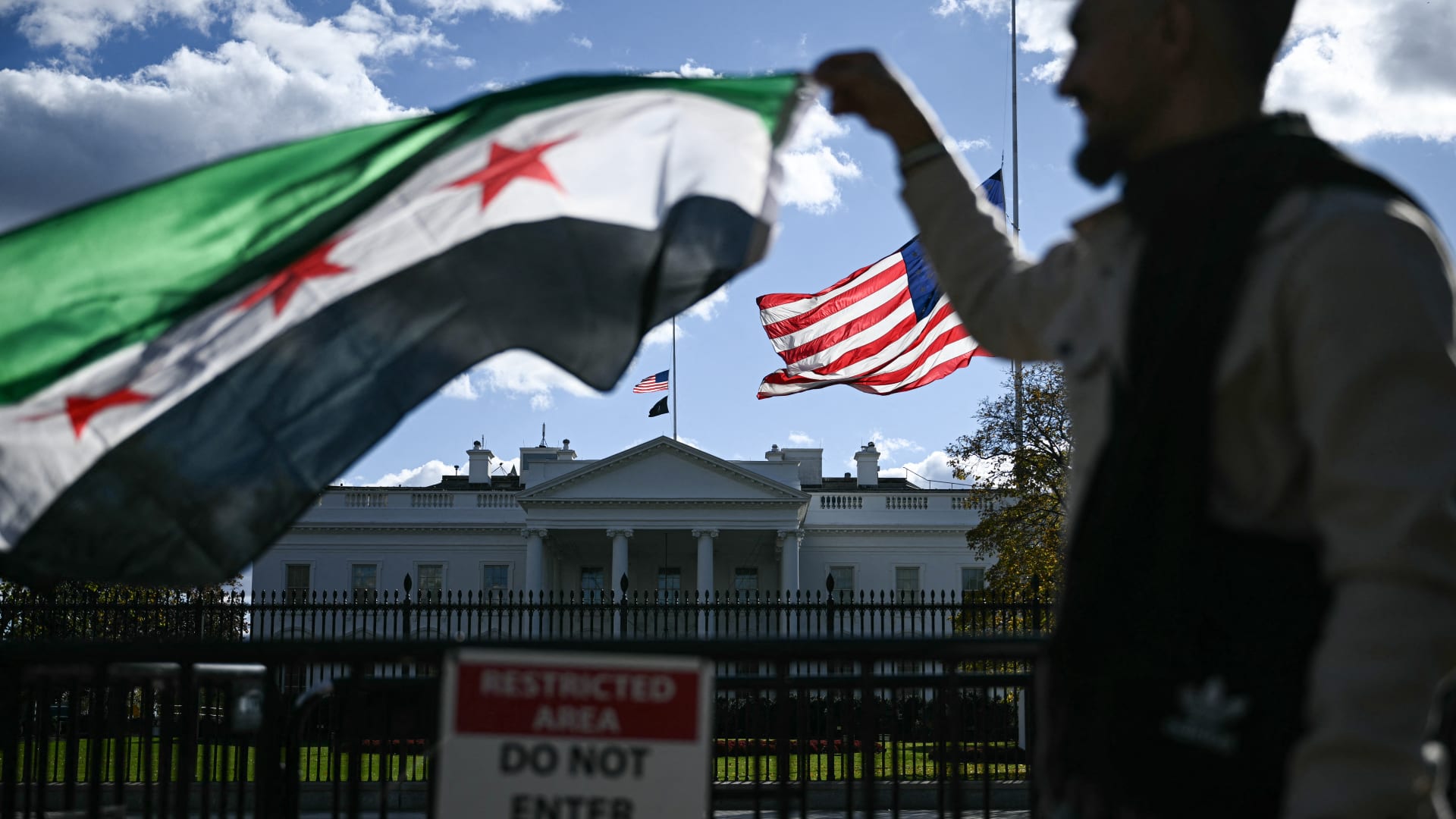 ترامب يطلب إلغاء الحماية القانونية عن مهاجري سوريا بأمريكا