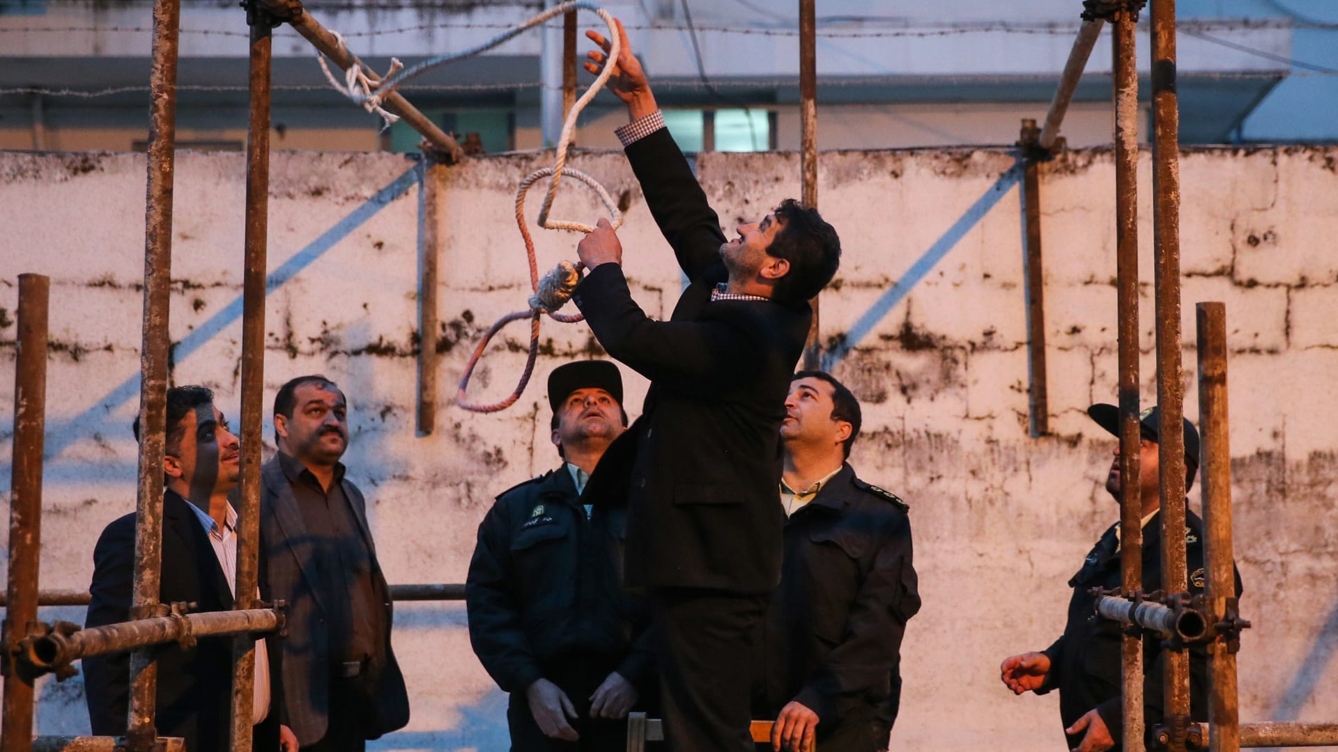 صورة أرشيفية لمسؤولين إيرانيين يحضرون حبل المشنقة العام 2014