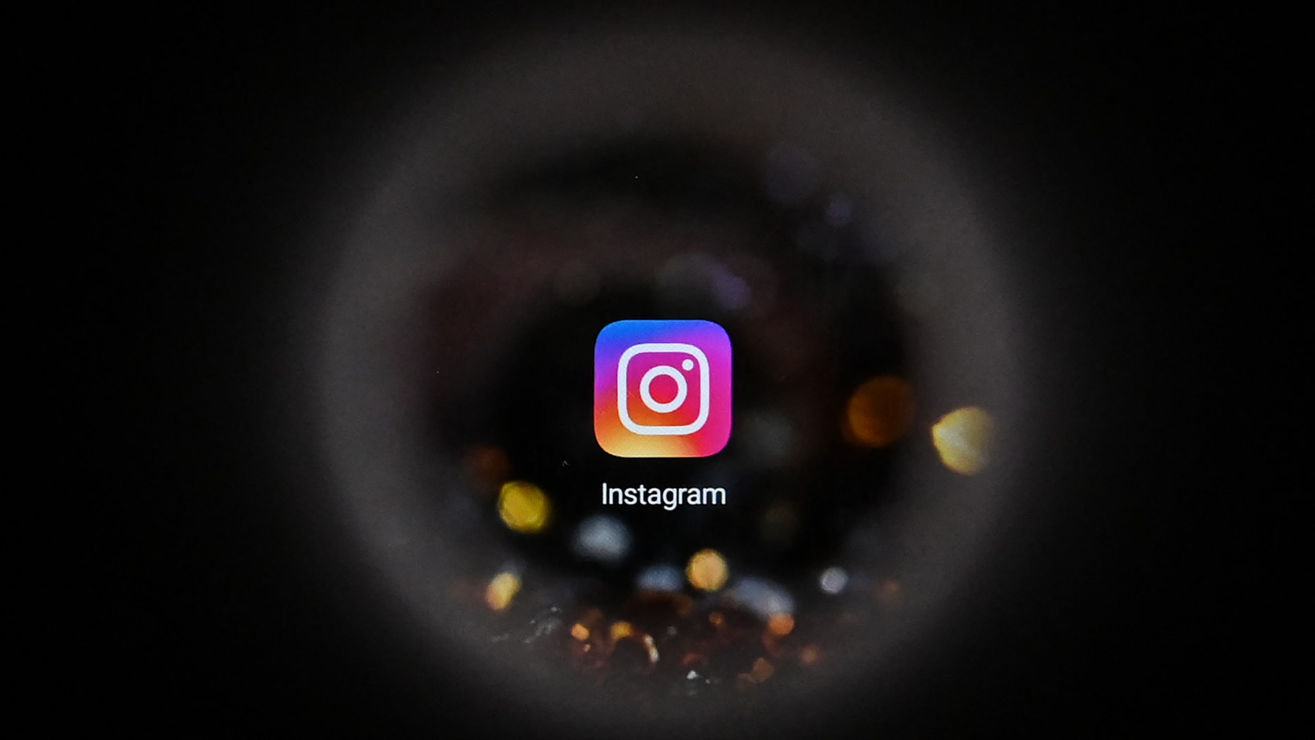 صورة التقطت في موسكو في 5 أكتوبر 2021 تُظهر شعار Instagram الخاص بالشبكة الاجتماعية على شاشة الهاتف الذكي