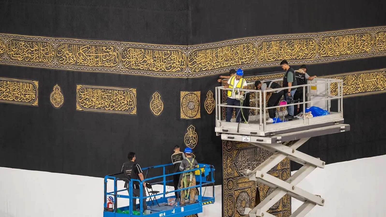 السعودية: رفع الجزء السفلي من كسوة الكعبة استعدادا للحج