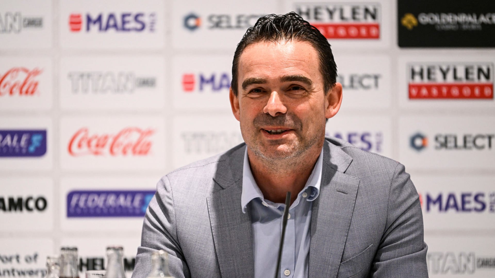 بسبب "رسائل غير لائقة" إلى زميلاته.. لاعب منتخب هولندا السابق يتلقى عقوبة من الفيفا