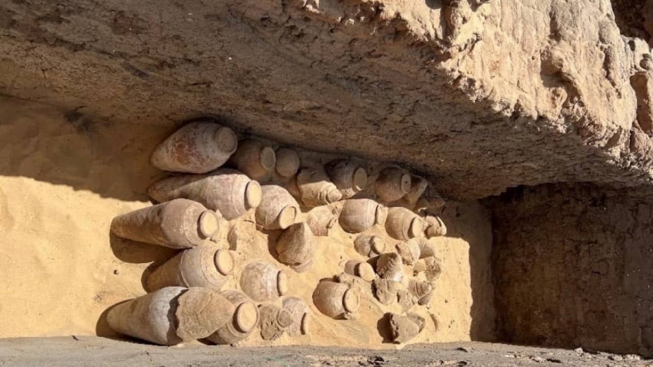 يرجع عمرها إلى 5000 عام..الكشف عن مئات من جرار النبيذ في جنوب مصر