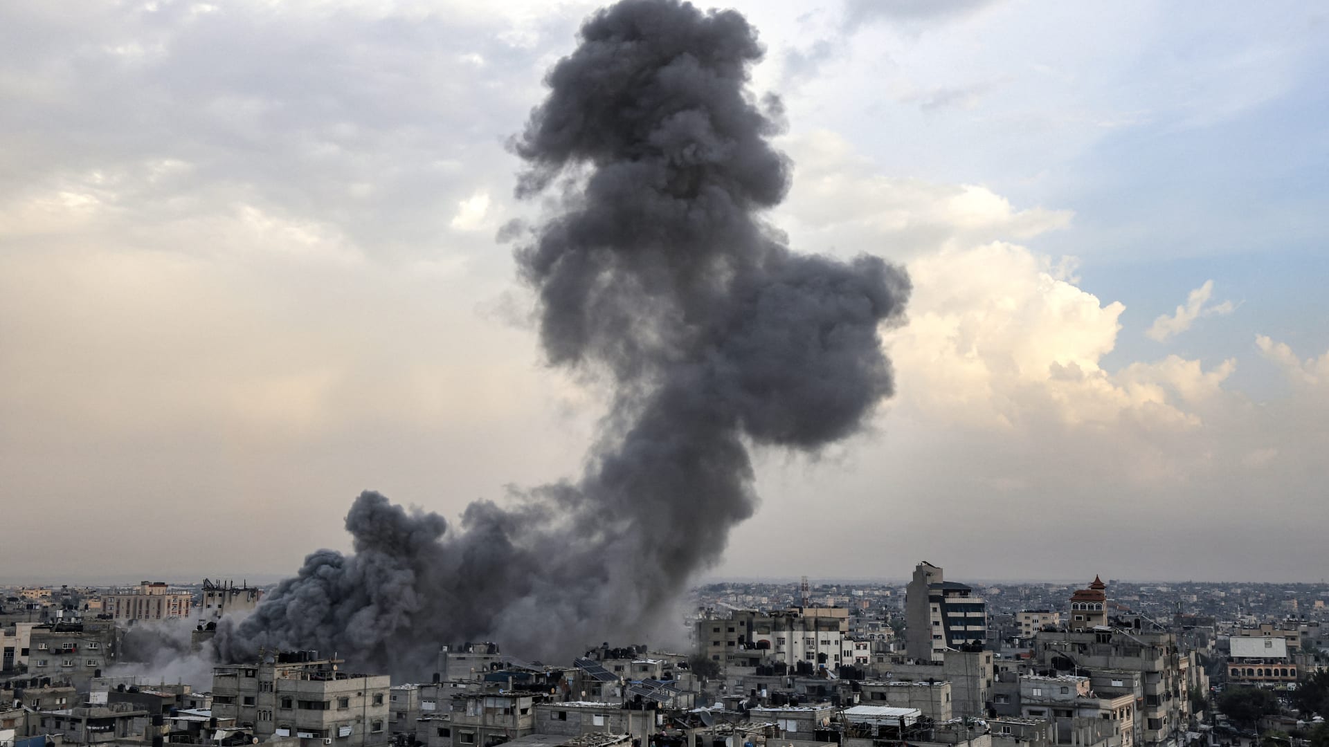 قتال عنيف في غزة.. و"وفا": عشرات المدنيين قتلوا في قصف إسرائيلي على جباليا